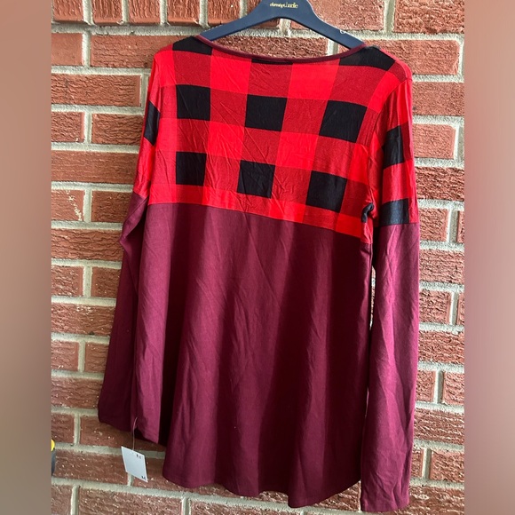 Plaid accented long sleeve top. Maroon bottom - Picture 2 of 3